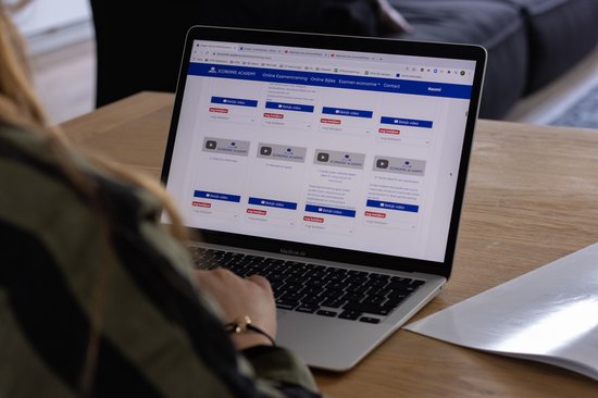 Het survival-pakket voor je economie examen in 2024 - VWO   last minute examentraining   uitleg-video's + oefenexamens (2017 - 2023) + nabesprekingen + video samenvattingen examenstof + antwoord op al je vragen