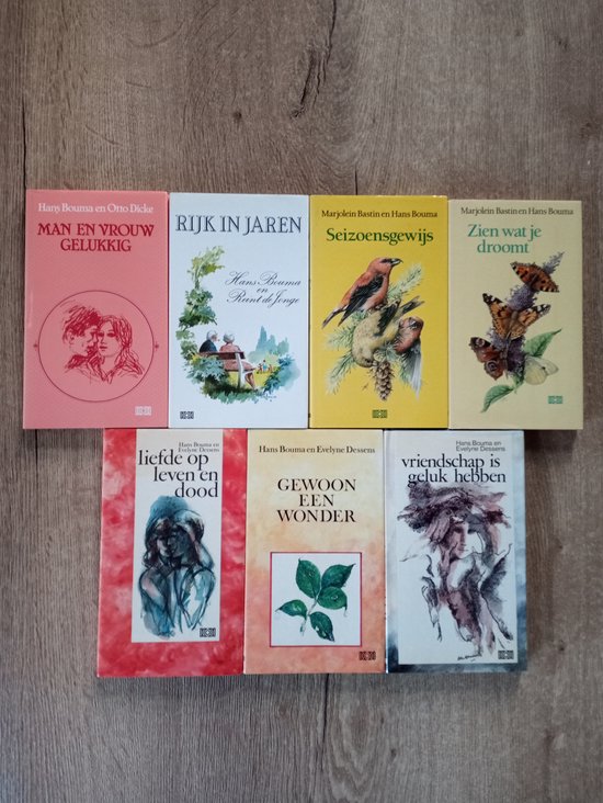 Hans Bouma 7 Boeken met Illustraties van Marjolein Bastin , Evelyne Dessen, Reint de Jonge en Otto Dicke 1 - Seizoensgewijs 2 - Zien wat je Droomt 3 - Man en Vrouw Gelukkig 4 - Rijk in Jaren 5 - Liefde op Leven en Dood 6 - Gewoon een Wonder 7 - Vrie