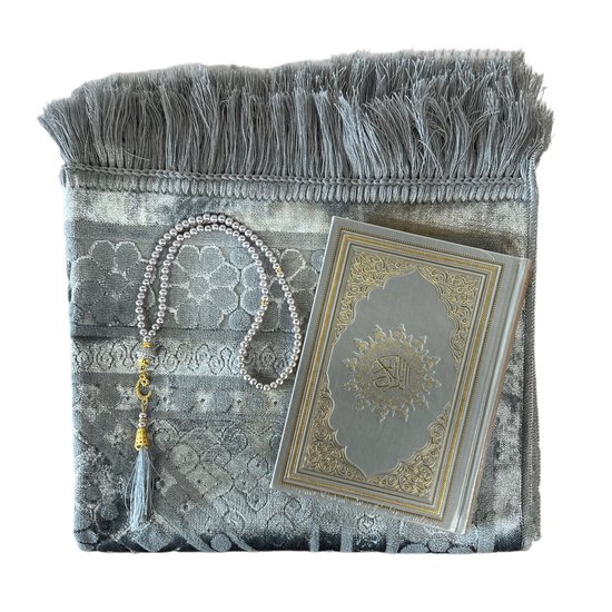 Geschenkset grijs met een luxe velvet gebedskleed, parel tasbih en een lederen Koran