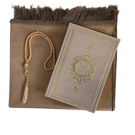 Geschenkset taupe met een gebedskleed, parel tasbih en Nederlands vertaalde Koran Kerim