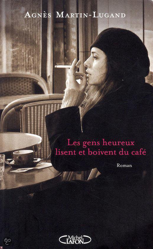 Les gens heureux lisent et boivent du café