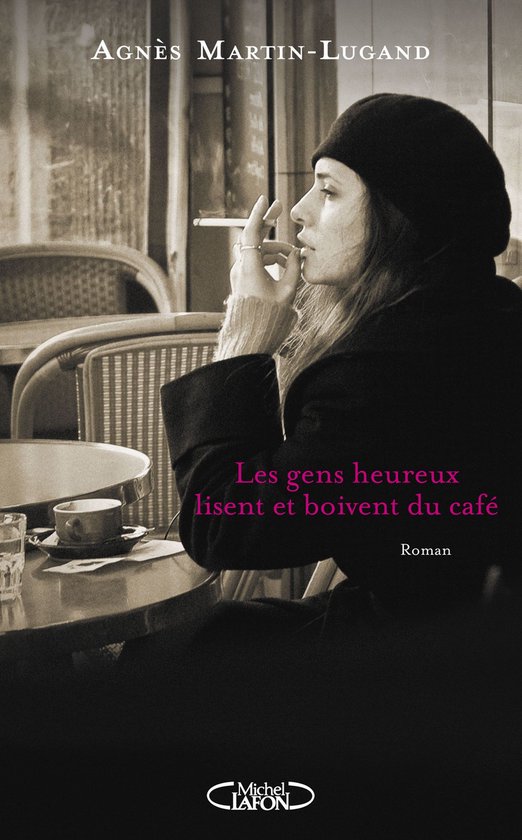 Les gens heureux lisent et boivent du café