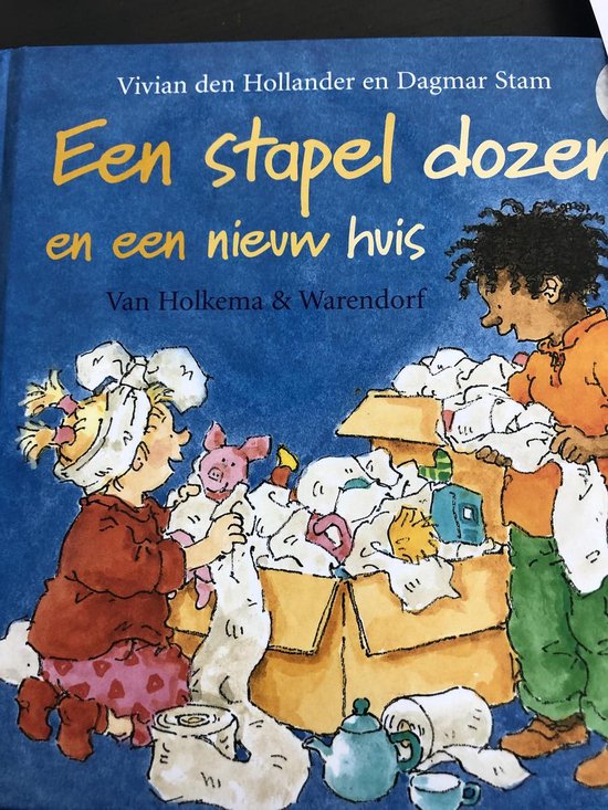 Een stapel dozen en een nieuw huis