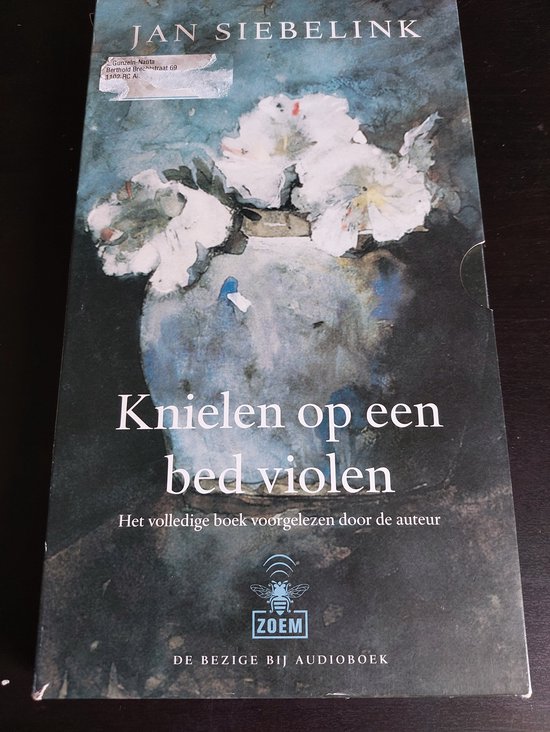 Knielen op een bed violen