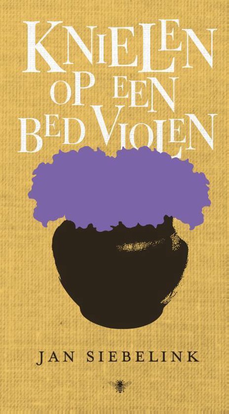 Knielen op een bed violen