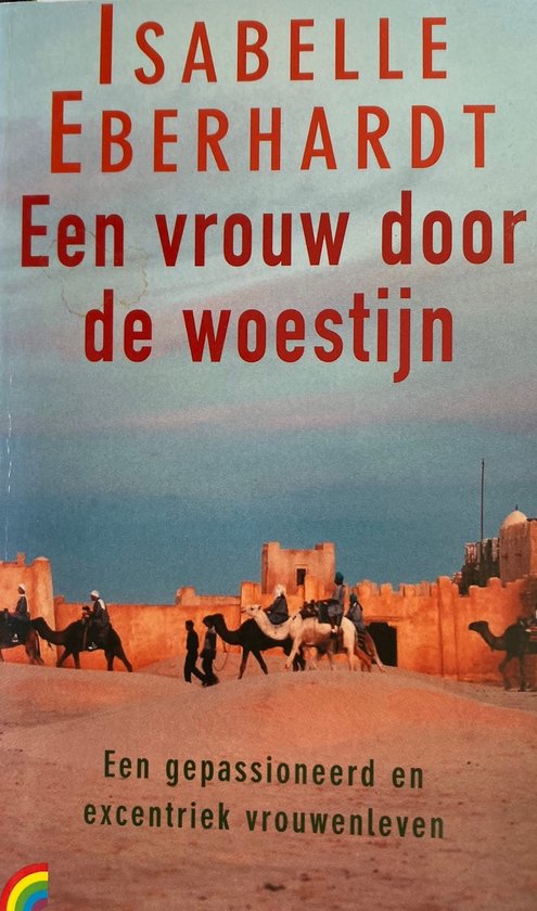 Een vrouw door de woestijn