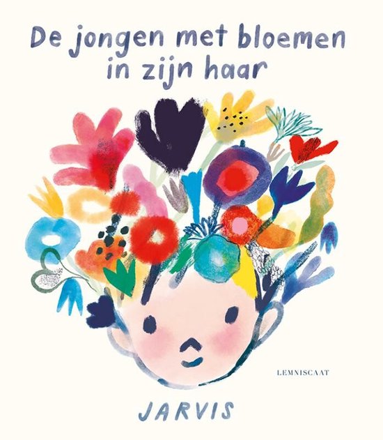 De jongen met bloemen in zijn haar