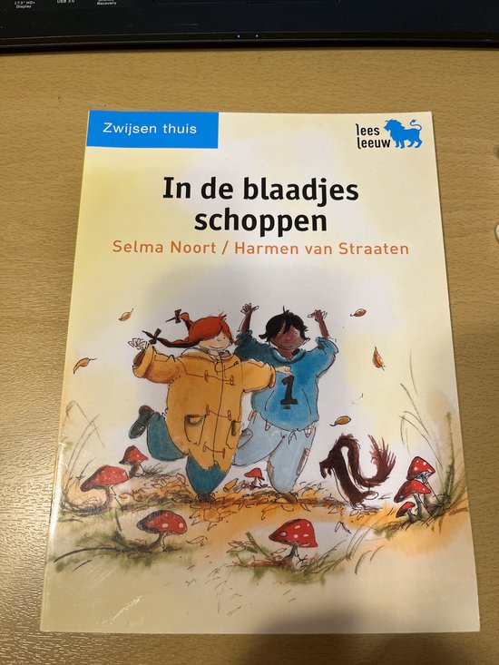 In de blaadjes schoppen/schaatsen met een stoel