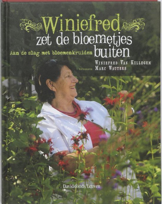 Winiefred zet de bloemetjes buiten