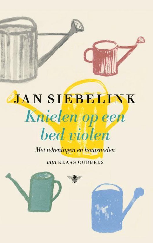 Knielen op een bed violen